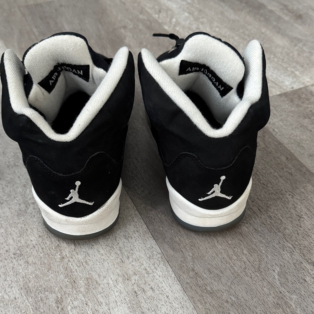 Jordan Kids Sneakers Black and White - Picture 3 of 5